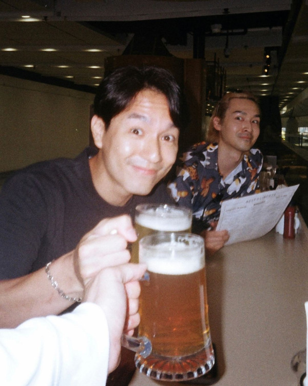 TVB演員身穿浴袍現身台中 被台灣網友捕獲：這是在拍什麼？ 