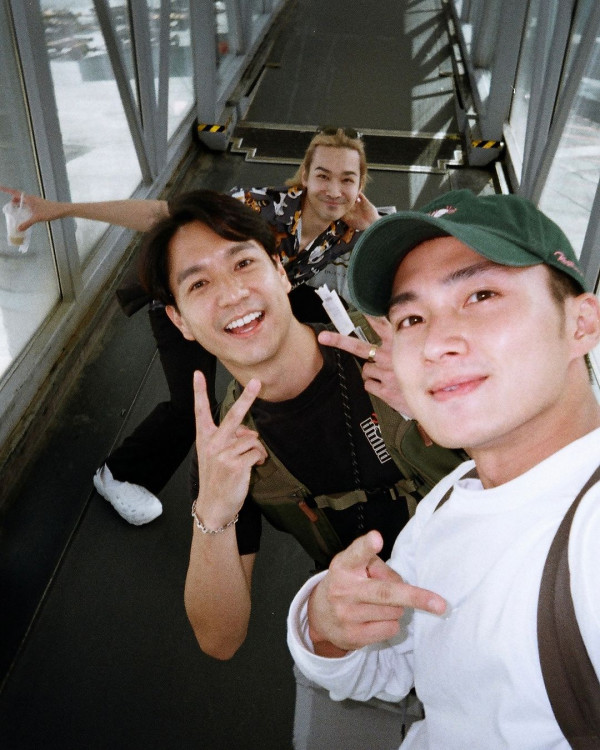 TVB演員身穿浴袍現身台中 被台灣網友捕獲：這是在拍什麼？ 