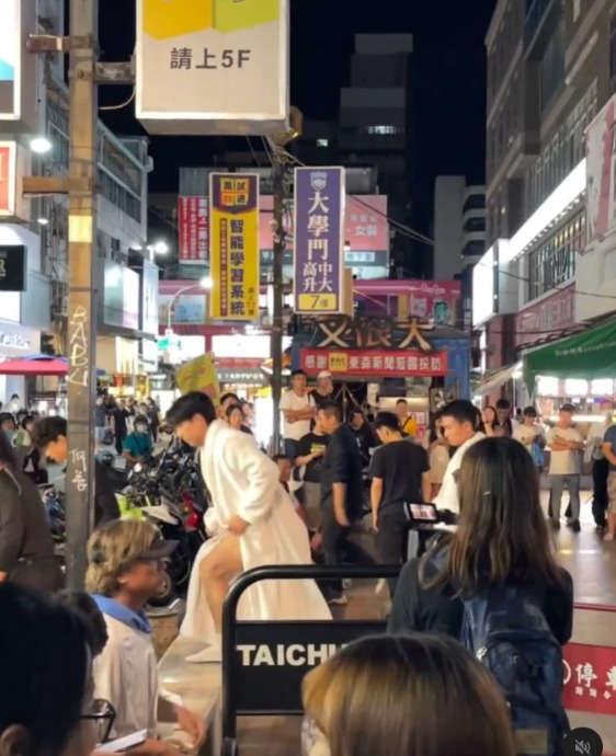 TVB演員身穿浴袍現身台中 被台灣網友捕獲：這是在拍什麼？ 