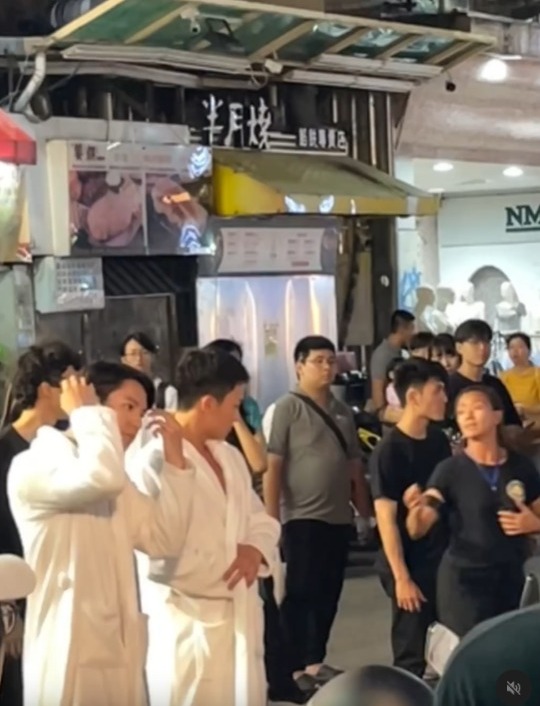 TVB演員身穿浴袍現身台中 被台灣網友捕獲：這是在拍什麼？ 