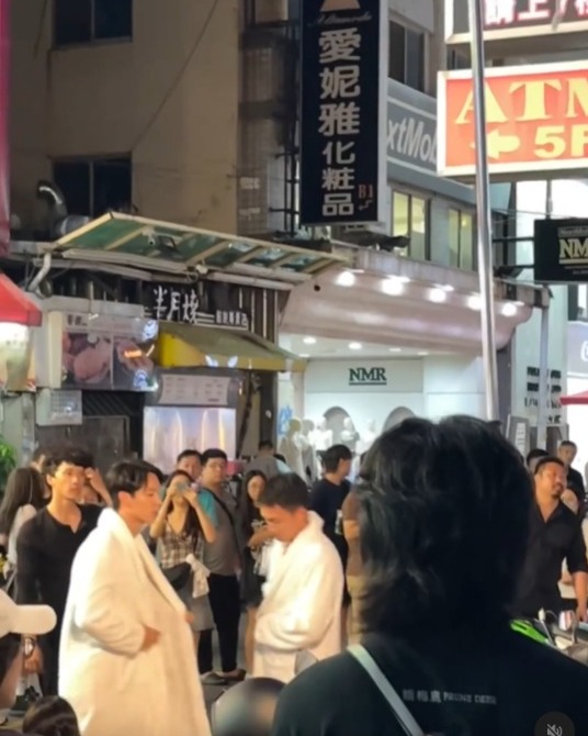TVB演員身穿浴袍現身台中 被台灣網友捕獲：這是在拍什麼？ 