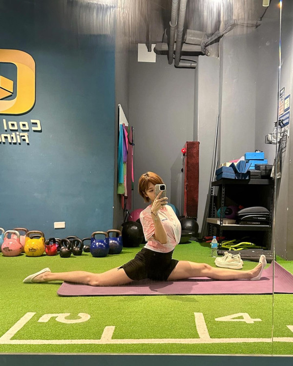 TVB演員身穿浴袍現身台中 被台灣網友捕獲：這是在拍什麼？ 