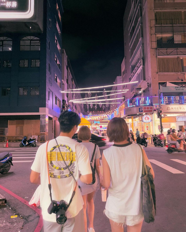 TVB演員身穿浴袍現身台中 被台灣網友捕獲：這是在拍什麼？ 