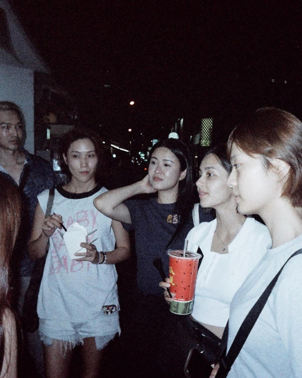 TVB演員身穿浴袍現身台中 被台灣網友捕獲：這是在拍什麼？ 