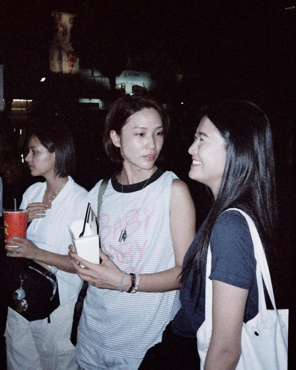 TVB演員身穿浴袍現身台中 被台灣網友捕獲：這是在拍什麼？ 