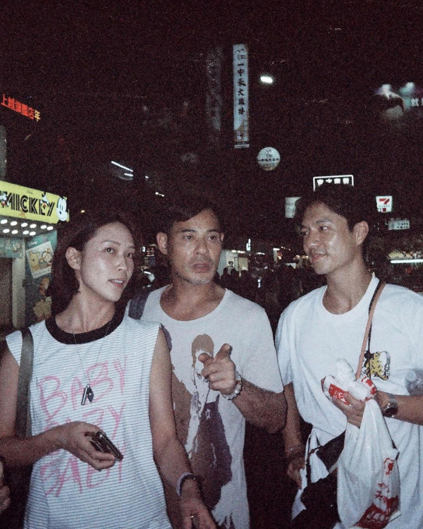 TVB演員身穿浴袍現身台中 被台灣網友捕獲：這是在拍什麼？ 