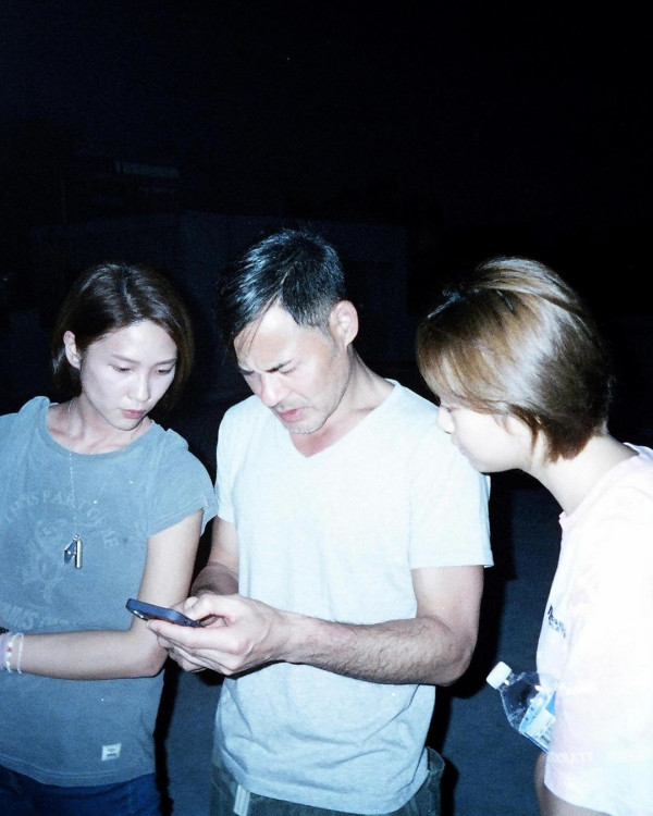 TVB演員身穿浴袍現身台中 被台灣網友捕獲：這是在拍什麼？ 