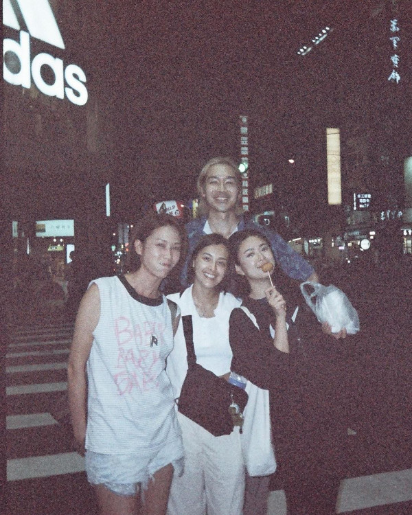 TVB演員身穿浴袍現身台中 被台灣網友捕獲：這是在拍什麼？ 