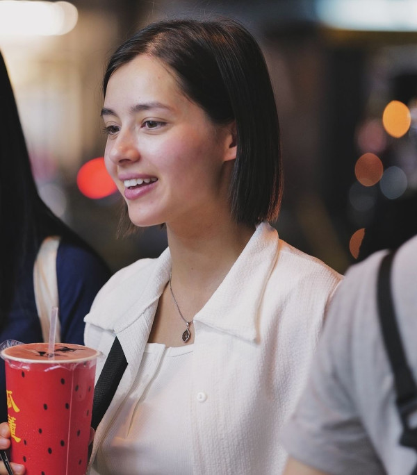 TVB演員身穿浴袍現身台中 被台灣網友捕獲：這是在拍什麼？ 