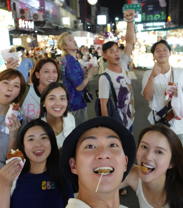 TVB演員身穿浴袍現身台中 被台灣網友捕獲：這是在拍什麼？ 