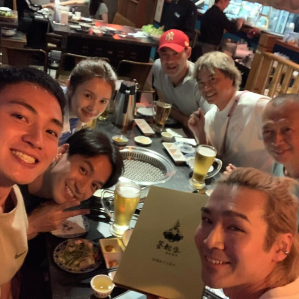 TVB演員身穿浴袍現身台中 被台灣網友捕獲：這是在拍什麼？ 