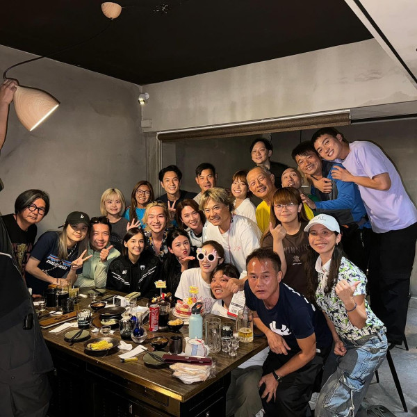 TVB演員身穿浴袍現身台中 被台灣網友捕獲：這是在拍什麼？ 