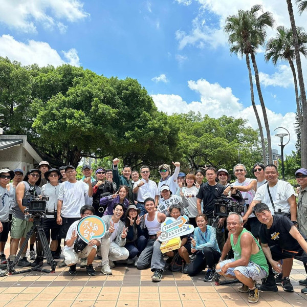 TVB演員身穿浴袍現身台中 被台灣網友捕獲：這是在拍什麼？ 