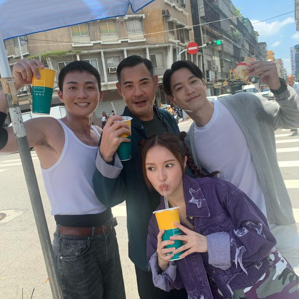 TVB演員身穿浴袍現身台中 被台灣網友捕獲：這是在拍什麼？ 