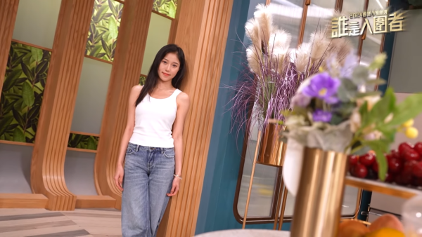 應屆港姐冠軍倪樂琳現身廣州獲讚親民 俯身為粉絲簽名 意外曬深長事業線！ 