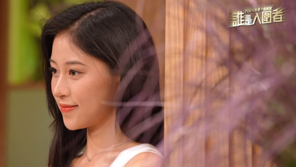 應屆港姐冠軍倪樂琳現身廣州獲讚親民 俯身為粉絲簽名 意外曬深長事業線！ 