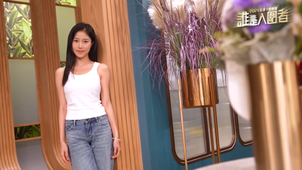 應屆港姐冠軍倪樂琳現身廣州獲讚親民 俯身為粉絲簽名 意外曬深長事業線！ 