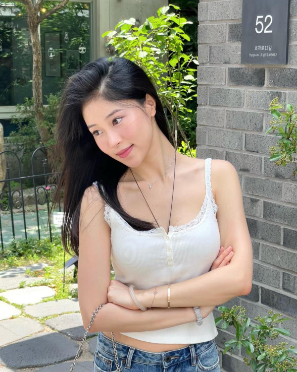 應屆港姐冠軍倪樂琳現身廣州獲讚親民 俯身為粉絲簽名 意外曬深長事業線！ 