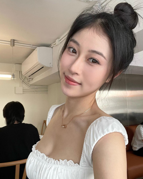 應屆港姐冠軍倪樂琳現身廣州獲讚親民 俯身為粉絲簽名 意外曬深長事業線！ 