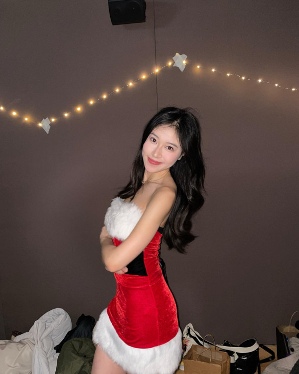 應屆港姐冠軍倪樂琳現身廣州獲讚親民 俯身為粉絲簽名 意外曬深長事業線！ 