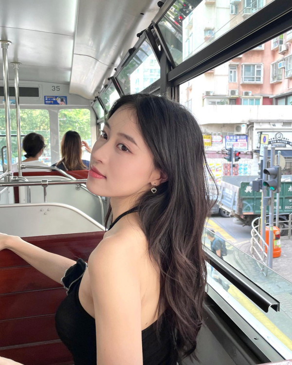 應屆港姐冠軍倪樂琳現身廣州獲讚親民 俯身為粉絲簽名 意外曬深長事業線！ 