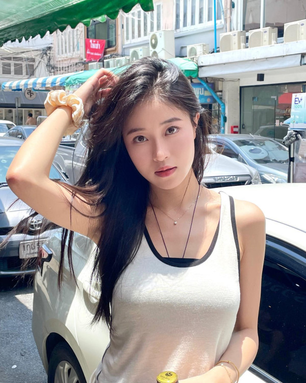 應屆港姐冠軍倪樂琳現身廣州獲讚親民 俯身為粉絲簽名 意外曬深長事業線！ 