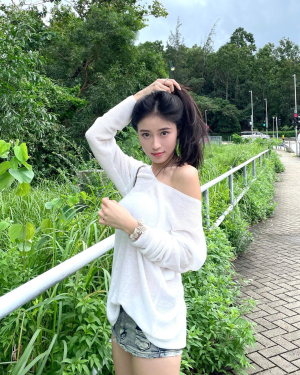 應屆港姐冠軍倪樂琳現身廣州獲讚親民 俯身為粉絲簽名 意外曬深長事業線！ 