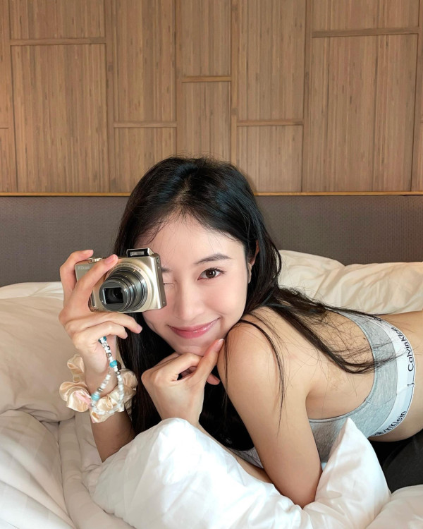 應屆港姐冠軍倪樂琳現身廣州獲讚親民 俯身為粉絲簽名 意外曬深長事業線！ 