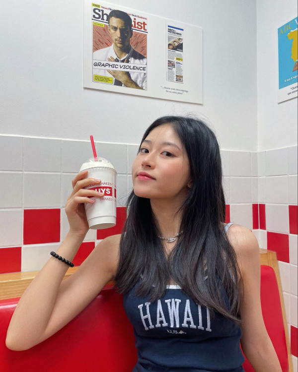 應屆港姐冠軍倪樂琳現身廣州獲讚親民 俯身為粉絲簽名 意外曬深長事業線！ 