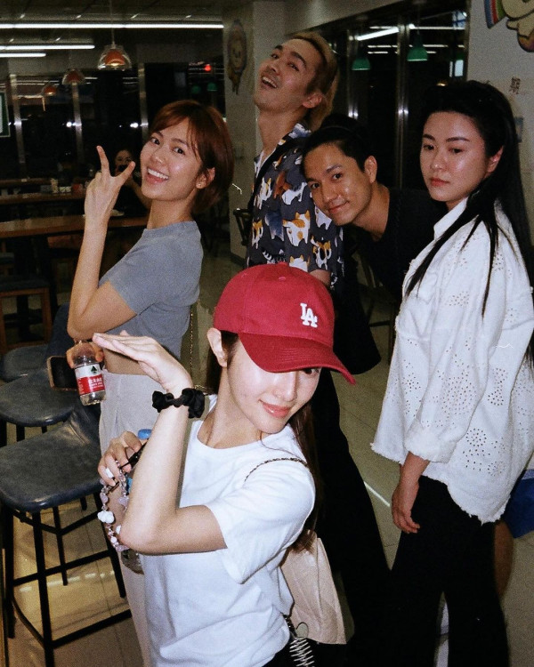 TVB演員身穿浴袍現身台中 被台灣網友捕獲：這是在拍什麼？ 