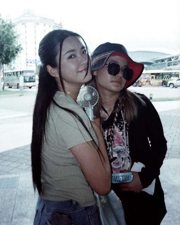 TVB演員身穿浴袍現身台中 被台灣網友捕獲：這是在拍什麼？ 