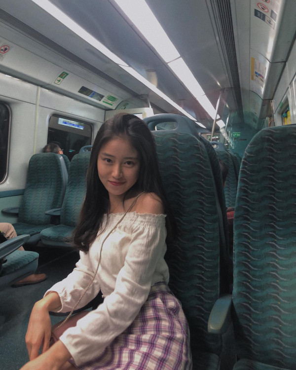 應屆港姐冠軍倪樂琳現身廣州獲讚親民 俯身為粉絲簽名 意外曬深長事業線！ 