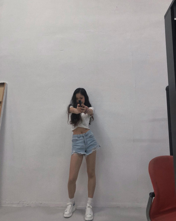 應屆港姐冠軍倪樂琳現身廣州獲讚親民 俯身為粉絲簽名 意外曬深長事業線！ 