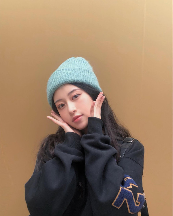 應屆港姐冠軍倪樂琳現身廣州獲讚親民 俯身為粉絲簽名 意外曬深長事業線！ 