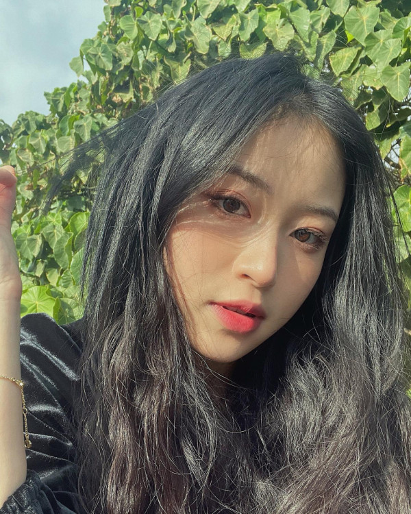 應屆港姐冠軍倪樂琳現身廣州獲讚親民 俯身為粉絲簽名 意外曬深長事業線！ 