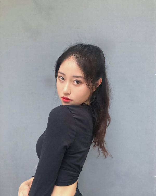 應屆港姐冠軍倪樂琳現身廣州獲讚親民 俯身為粉絲簽名 意外曬深長事業線！ 