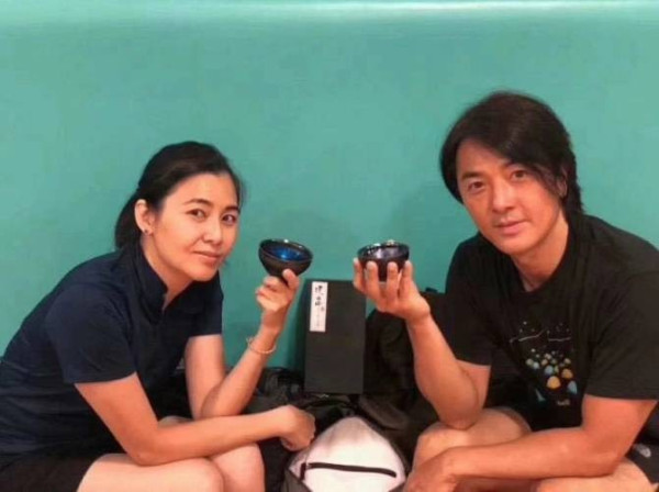 鄭伊健蒙嘉慧激罕現身被野生捕獲！婉拒合照仍獲讚親民 一舉動護妻超恩愛