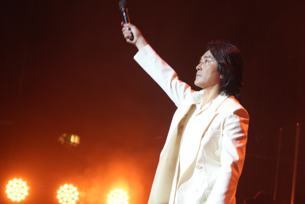 鄭伊健蒙嘉慧激罕現身被野生捕獲！婉拒合照仍獲讚親民 一舉動護妻超恩愛