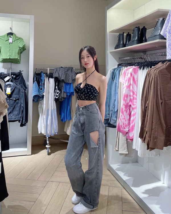 應屆港姐冠軍倪樂琳現身廣州獲讚親民 俯身為粉絲簽名 意外曬深長事業線！ 