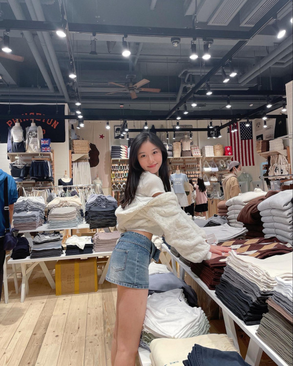 應屆港姐冠軍倪樂琳現身廣州獲讚親民 俯身為粉絲簽名 意外曬深長事業線！ 