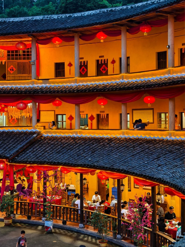 客家莊土樓食府(圖片來源:小紅書@哇的豬) 客家莊土樓食府(圖片來源:小紅書@哇的豬)