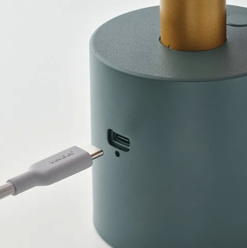 NÖDMAST設有USB-C電線插頭，方便為電池充電。來源：IKEA
