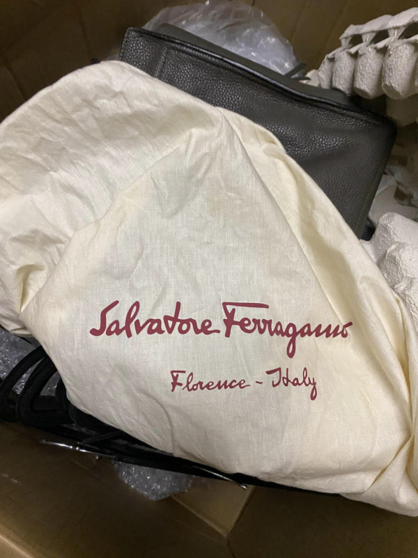 連Salvatore Ferragamo名牌手袋都有，有網友推測棄置物品是「分手遺物」。來源：Facebook@Oh Yes! 有野執 (報料群組)