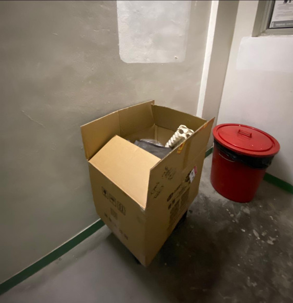 港人在後樓梯垃圾房發現一個大紙箱，仔細看發現箱內有不少大量近乎全新生活用品。來源：Facebook@Oh Yes! 有野執 (報料群組)