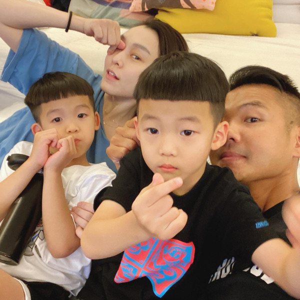 范范及黑人一家四口