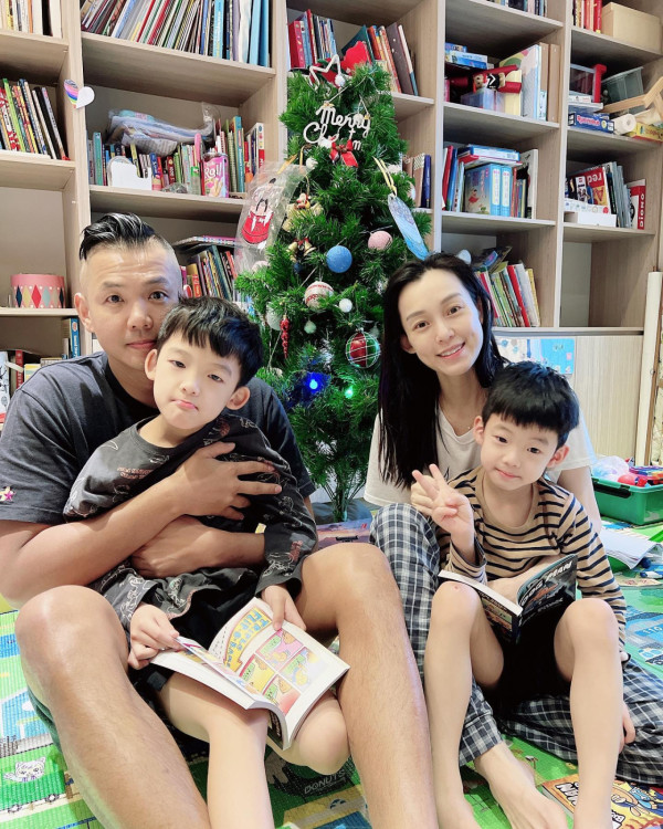 范范及黑人一家四口