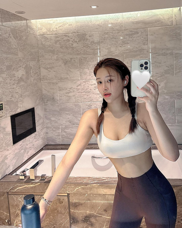 30歲前TVB女藝人蔚雨芯旅行曬長腿 擁魔鬼身材去年上榜「百大美女」