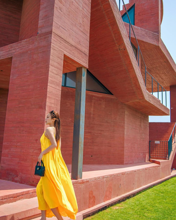 30歲前TVB女藝人蔚雨芯旅行曬長腿 擁魔鬼身材去年上榜「百大美女」 