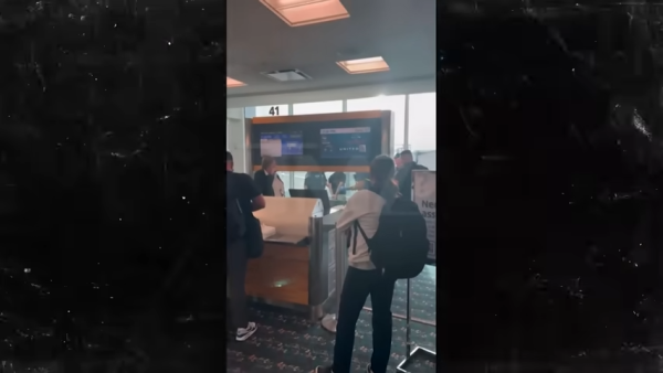 憤怒少女搭飛機失控咬下空少恤衫！下場曝光全機拍手 