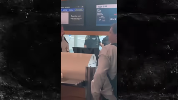 憤怒少女搭飛機失控咬下空少恤衫！下場曝光全機拍手 